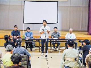 最後に「住民投票」宛ての手紙を読み上げる金城龍太郎代表（中央）ら＝２７日夜、石垣市健康福祉センター検診ホール