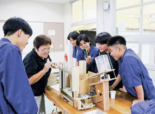 商工祭で機械電気科の生徒が自作したコインゲーム。多くの人が楽しんだ＝6日午前、同校