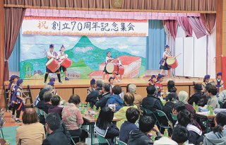 エイサーで野底小学校の創立70周年を祝う児童ら＝14日午後、同校体育館