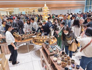 初日から多くの市民が詰めかけた第15回石垣島やきもの祭り＝14日午前、市役所