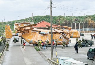 海上輸送のため久部良漁港に運び込まれる陸自のオスプレイ＝19日午前