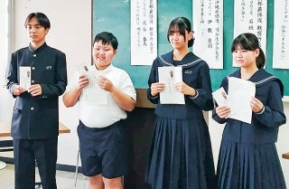 第74回“社会を明るくする運動”沖縄県作文コンテストで入賞した左から根中倭さん、花谷春馬さん、石垣愛羽さん、伊敷愛羽さん＝17日、石垣地方合同庁舎内（八重山保護区保護司会提供）