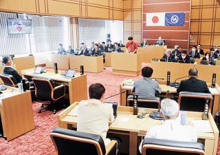 一般会計補正予算など9議案が可決された竹富町議会定例会＝20日午前、町役場議場