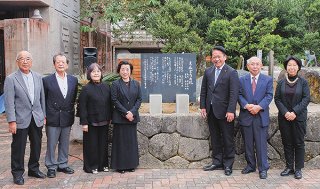 「えんどうの花」の歌碑建立とメロディーボックスの設置を喜ぶ関係者＝25日午後、石垣市民会館