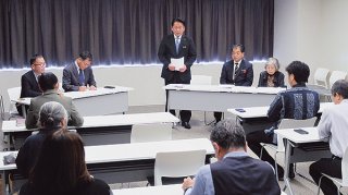 第1回実行委員会であいさつする会長の中山義隆市長（正面中央）と役員ら＝25日午前、市役所2階会議室