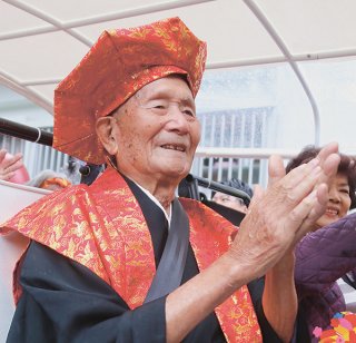 マンタラー祝いの喜びをかみしめる小浜善勝さん＝2日午前、白保