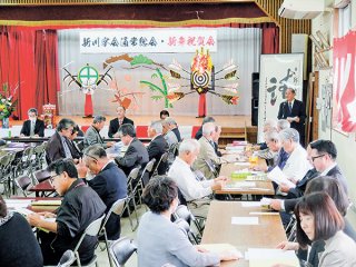 新川字会通常総会で宜野座安夫会長（奥右）のあいさつを聞く会員ら＝5日午後、新川公民館