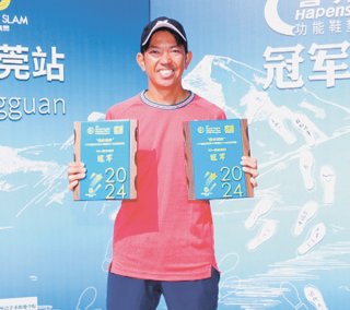 ワールドテニスマスターズツアー40歳男子の単・複2部門で優勝を飾った国仲恵亮＝中国・東莞市（本人提供）