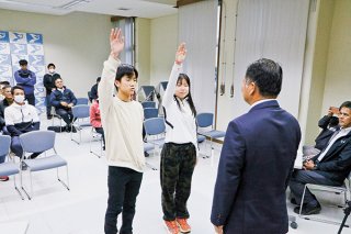 第49回八重山毎日駅伝競走大会開会式で選手宣誓する真栄里チームの東直央さん（左）と宮良虹音さん＝10日夕、八重山毎日新聞社会議室