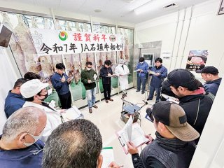 21頭の枝肉が次々と取引されたＪＡ石垣牛の初セリ＝10日午前、八重山食肉センター