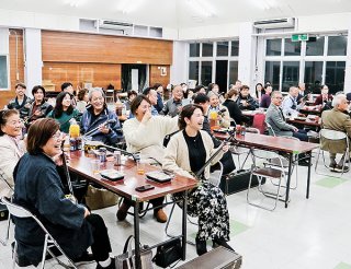 役員の舞いに大喜びの会員。「鷲ぬ鳥節」を演奏する＝12日夜、大川公民館