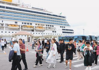 大型クルーズ船で来島した観光客。昨年、石垣港には120回のクルーズ船寄港があった＝2024年11月8日（資料写真）