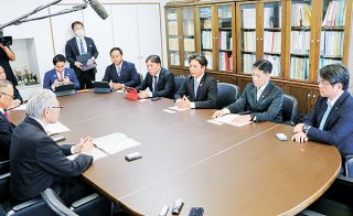 県の宿泊税から離島住民を課税免除するよう要請した石垣市議会のメンバー＝20日午後、県庁