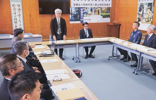 沖縄県内、八重山地区での密輸出入の動向などについて情報共有を図る関係機関の代表者ら＝21日午後、石垣港湾合同庁舎