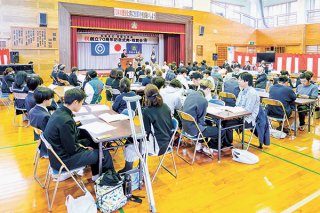 児童や地域住民、学校職員らが参加して行われた70周年記念式典＝26日午前、吉原小学校体育館