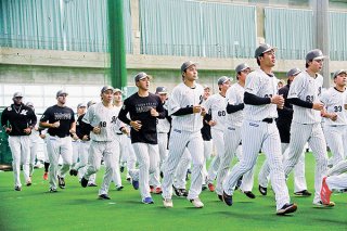 ランニングで石垣島キャンプをスタートさせたロッテの選手ら＝1日午前、市中央運動公園屋内練習場