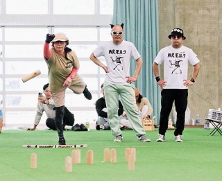 初代王者に輝いたＭｒモルックｗｉｔｈマシャのメンバーら＝23日午後、市中央運動公園屋内練習場