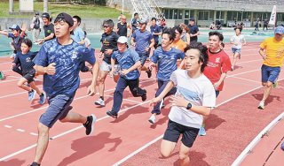 障がいのある人もない人も一斉にスタートする800㍍走＝2日午前、石垣市中央運動公園陸上競技場